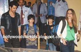 Hrithik rakesh roshan 10 ocak 1974 tarihinde mumbai/maharashtra, hindistan'da dünyaya gelmiştir. Bollywood Star Kids Hrithik Roshan With His Sons Hrehaan Roshan And Hridhaan Roshan And Ex Wife Sussanne Khan Attend The Annual Function Of Dhirubhai Ambani International School