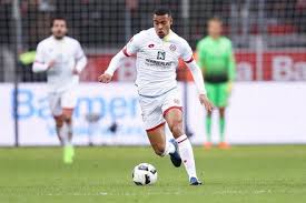 Earn a player moments robin quaison, celebrating his bundesliga goal of the month award in october '19. Robin Quaison Robin Kwamina Quaison Mainz