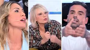 Uomini e Donne, la stoccata di Maria De Filippi: "Svegliamoci ogni tanto!"