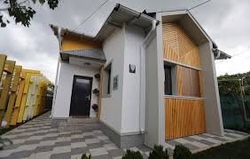 Am ajuns la o familie numeroasa formata din alexandra si copii ei nu mai putin de sase care au vazut lumina atunci cand erau in intuneric, intreaga echipa au de terminat o casa inceputa de un om inimos, un vis care a inceput acum un an se transforma in caminul unei familii care merita ajutorul. Visuri La Cheie Adela Parvu Interior Design Blogger