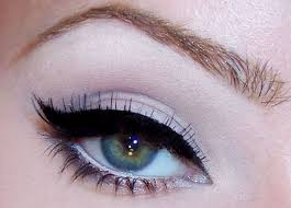 Black And White Winged Eyeliner White Eyeshadow With Black Winged Eyeliner White Eyeshadow Winged Eyeliner Eye Makeup Images