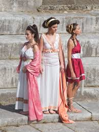 Tra gli indumenta maschili troviamo il subligaculum o licium, un perizoma in lino annodato alla vita. Pin Su Costumes Ancient Romans Costumi Antichi Romani