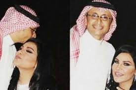 ونشر الفنان عبدالمجيد عبدالله عبر صفحته في تويتر غلاف الألبوم الذي سيحتوي على 21 أغنية، منها 5 من أغنيات الشاعر فهد المساعد، وأغنية من كلمات المستشار تركي آل الشيخ، وأغنيتان من كلمات الشاعر واحد، إحداهما حملت عنوان الألبوم «عالم موازي». Ù…ÙˆÙ‚Ø¹ Ø®Ø¨Ø±Ù†ÙŠ Ø¹Ø¨Ø¯Ø§Ù„Ù…Ø¬ÙŠØ¯ Ø¹Ø¨Ø¯Ø§Ù„Ù„Ù‡ ÙŠÙ‚Ø¨Ù„ Ø±Ø£Ø³ Ø£Ø­Ù„Ø§Ù…