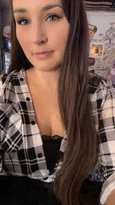 Holly Sikes's Instagram, Twitter & Facebook