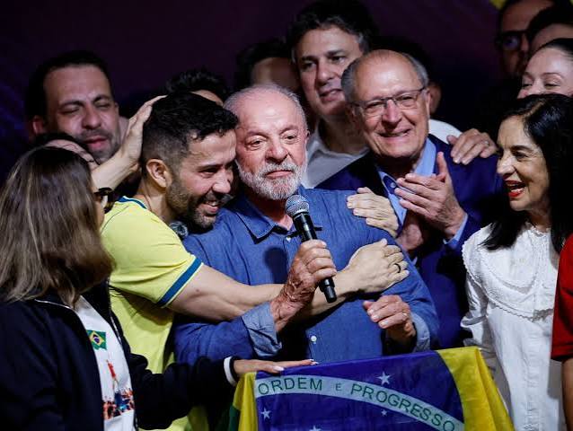Lula wins historic fourth term as Brazilian president in defeat of far-right Flávio Bolsonaro | Luiz Inácio Lula da Silva | The Guardian