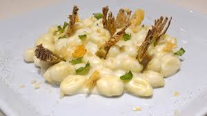A base di insalata rucola. Una Bella Ricetta Piemontese Gnocchi Di Patate Con Taleggio E Carciofi Casamdcasamd