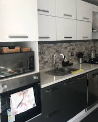 Bu Modern Stil Dekor Grinin Nuanslariyla Sade Ve Keyifli Ev Gezmesi Mutfak Dolaplari Ic Tasarim Mutfak Mutfak