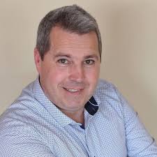 Killarney town is under a white coating of snow again. Crews are working  hard to clear and also the tralee road to Lawlor's cross. Be patient and be  safe. There are loads