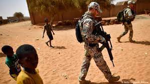 Derzeit ist deutschland in mali zweitgrößter truppensteller. Bundestag Mehr Bundeswehrsoldaten Nach Mali Aktuell Welt Dw 20 05 2021