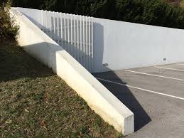 Ein bauplatz in einer hanglage kann die baukosten erheblich erhöhen, da in der regel ein spezialfundament ausgeführt und das gelände mit stützmauern abgesichert werden muss. Stutzmauer Beton Putz Gartenmauer Stutzmauer Garten