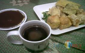 Menggosip adalah salah satu ciri orang pecundang. Hujan Tiba Sambil Ngopi Di Rumah Inilah Tiga Jenis Camilan Yang Disukai Orang Tulungagung Jatim Times