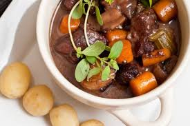 Un Plat Mijote Parfait Un Boeuf Qui Fond Dans La Bouche Plats Mijotes Recettes De Cuisine Recette Boeuf Bourguignon