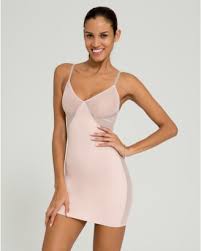 Si on veut porter un mini tissu, on préfère un mini short à la mini jupe. Quelle Lingerie Sous Une Robe Pour Sublimer Mes Formes