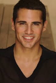 Ο άνθιμος ανανιάδης δεν άντεξε τον εγκλεισμό και άρχισε να χτυπάει τα κουδούνια στις πολυκατοικίες. An8imos Ananiadhs Beautiful Men Faces Beautiful Men Handsome Faces