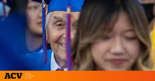 Un hombre de 78 años obtiene su título de bachillerato 60 años después de  examinarse