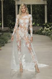 Barcelona based pronovias creates timeline, romantic wedding gowns with just the right hint of glamour. Entdecken Sie Die 2019er Brautkleider Von Pronovias