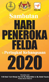 Pekerja menjalankan kerja menuai hasil sawit di ladang kelapa sawit felda sungai kelamah, gemas, negeri sembilan. Felda Sambutan Hari Peneroka Felda Peringkat Kebangsaan 2020