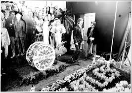 The Beatles Sgt Pepper S Lonely Hearts Club Band Album Cover The Beatles Shoot For Sgt Pepper S Lonely Hearts Club Band Sgt Peppers Lonely Hearts Club Band The Beatles Lonely Heart
