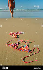 Mujer caminando por la playa desnuda Fotografía de stock 