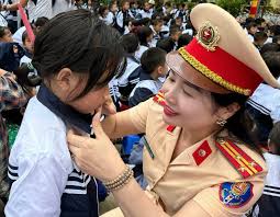 Cục CSGT tặng quà trẻ em có hoàn cảnh khó khăn tại Lào Cai