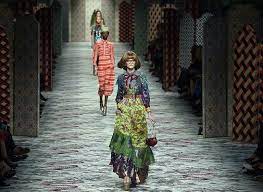 2016春夏时装周gucci 秀场 模特们正在展示新一季的时装作品 意大利米兰 这是gucci 创意总监alessandro michele 自2015年1月就任以来推出的第三个成衣系列 延续了华丽的色彩和精致的刺绣元素 摄影师 daniel dal zennaro style my style women