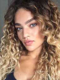 Se vogliamo schiarire i capelli di qualche tono, potremo procedere per gradi, in più . Balayage Capelli Ricci Come Schiarirli Senza Rovinarli