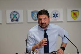 Σατιρίζει την φαιδρή πλευρά της καθημερινότητας και ως. N Xardalias Den Yparxei Sxediasmos Gia Neo Geniko Lockdown