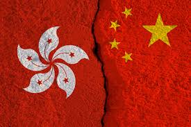 Las banderas de china y hong kong imprimen la pantalla en la pared  agrietada. | Foto Premium