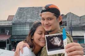 Born in agam, alam played youth football for peñarol, heerenveen and vitesse arnhem. Hamil Anak Pertama 10 Potret Mesra Bunga Jelitha Dan Syamsir Alam