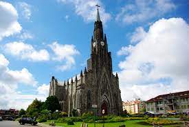 A igreja matriz de nossa senhora de lourdes, mais conhecida como catedral de pedra, na verdade não é uma catedral.a igreja nossa senhora de lourdes, localizada no município brasileiro de canela, no rio grande do sul, é uma paróquia que pertence à área serra da diocese de novo hamburgo. Catedral De Pedra Wikipedia A Enciclopedia Livre