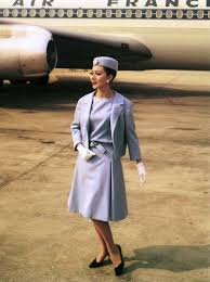 L'hôtesse de l'air a aujourd'hui rarement le temps de sortir des aéroports pour faire du tourisme. Uniformes Air France Corporate