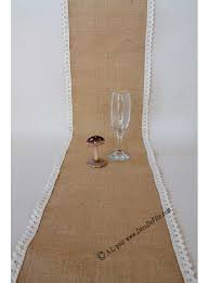 Un joli centre de table en jute et franges pour vos tables, qui change du chemin de table. Chemin De Table Jute Et Dentelle Chemin De Table Avec Dentelle Pour Mariage Deco De Fete
