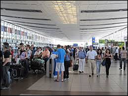 Hola.desde el aeropuerto de cali puede usted utilizar el servicio de transporte público por un valor de $5000 pesos colombianos hasta la terminal de transportes, y desde ahí toma usted un taxi hasta el lugar donde se encuentran. Chile Aeropuerto De Santiago Ofrece Aire Bioseguro Bbc News Mundo
