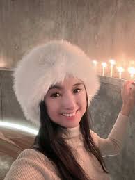 Northern Lights Cathedral：極光教堂》  一座充滿魔力的當代教堂，2013年落成，螺旋狀的造型，外牆以四萬片白金，不只容易整理，也讓光線反射。  踏入教堂，一種現代感的前程：8000支Led燈管放射、與1800根風琴管融合、頭向上仰的基督雕像伸開雙臂，是當代丹麥雕刻家Peter ...