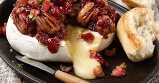 Recette Brie Fondant Aux Canneberges Bacon Et Pacanes Recipe Food Cranberry Appetizer Pecan Baked Brie