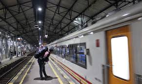 Ada yang berangkat pagi dan sampai bandung sore hari ada juga yang berangkat malam dan tiba di bandung dini hari. Menjajal Ka Jayakarta Premium Kereta Ekonomi Rasa Eksekutif Jalancerita