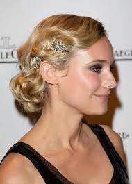 Celles qui possèdent des curly hair seront ravies de découvrir ces tutoriels variés et stylés si elles commencent à être détrônées par les cheveux lisses qui font leur grand retour cette année, elles ont été mises à l'honneur durant plusieurs. La Coiffure Annee 20 Fait Son Come Back Sur Le Tapis Rouge Et Au Quotidien