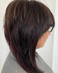 Eloise antoine suggerisce tagli capelli scalati medio lunghi con una maxi frangia da portare a tendina o aperta a ciuffo con riflessi biondo . Tagli Capelli Lunghi Scalati A Punta Dietro Idea Interessante Per Donne