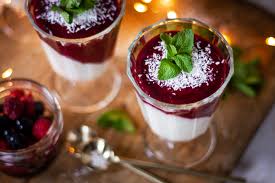 Who doesn't like quick and easy recipes, right? Weihnachtliches Panna Cotta Mit Beeren Sauce Und Kokosflocken Simply Vegan