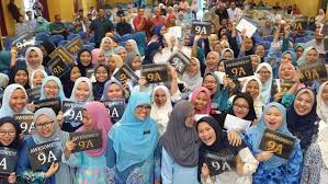 Soalan ramalan, tips, topik penting, nota, karangan, teknik menjawab, analisis … program penajaan nasional (ppn) merupakan penajaan kepada 50 orang pelajar terbaik lepasan sijil pelajaran malaysia (spm) untuk melanjutkan pelajaran ke universiti terkemuka dunia. Setia Johor 01 On Twitter Tahniah Pengetua Sekolah Tun Fatimah Kamisah Aziz Bergambar Dengan Pelajar Cemerlang Sijil Pelajaran Malaysia Spm 2017 Selepas Menerima Keputusan Spm Di Johor Bahru Sekolah Tun Fatimah Adalah