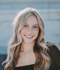 Megan Farris's Instagram, Twitter & Facebook