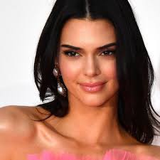 Kendall jenner commanded attention in her warm coat on saturday morning when she stepped out for the longchamp show at. Kendall Jenner Neue Parchenfotos Sie Schwebt Mit Freund Devin Auf Wolke Sieben Bunte De