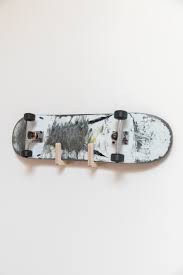 Ce document vous montrera comment accrocher un ensemble de dix vert petites étagères sur un mur. Support Mural Pour Planche De Skateboard Fabrication Francaise