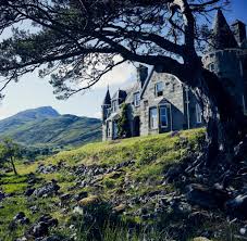 An epic land with a stark beauty that indelibly imprints the hearts of those who journey through the mist and mountains, rock and heather. Schottland Urlaub Im Jagdschloss Mit James Middleton Welt