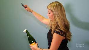 Due chiacchiere con stefano di sciaboliamo, un nuovo modo di sciabolare con la card tascabile e la passione per il buon bere e per lo sciabolare bottiglie con gli amici al bar o in discoteca li hanno. Un Video Mostra Come Sciabolare Una Bottiglia Di Champagne Con Iphone Italiamac News