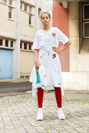 Camisola da seleção portuguesa branca do 12 jogador, selada, nunca aberta ou vestida. Nike Com