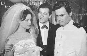 A prominent female lead in the turkish cinema, she received numerous awards at international film festivals, including the antalya golden orange film festival. Yesilcam In Efsaneleri Ediz Hun Ile Hulya Kocyigit Aski Yasamadan Cok Buyuk Ask Galeri Takvim