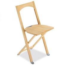 Une chaise astucieuse et parfaitement conçue en version ouverte comme en option fermée. Chaises Pliantes Design Au Meilleur Prix Chaise Pliante Olivia En Hetre Naturel Inside75