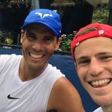 Mucho debió transpirar el argentino diego schwartzman (9°) para sacar pasaje a los octavos de final del luego de batallar ferozmente durante dos horas y media de juego, peque pudo finalmente. Fqx6faauxydnm