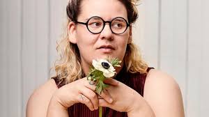 Sofia nolin says that maripier morin sexually harassed her in a montreal bar in 2018 and bit her on the thigh, causing a major bruise that stayed for two weeks. Safia Nolin Se Dresse Contre Ses Detracteurs Huffpost Quebec Divertissement